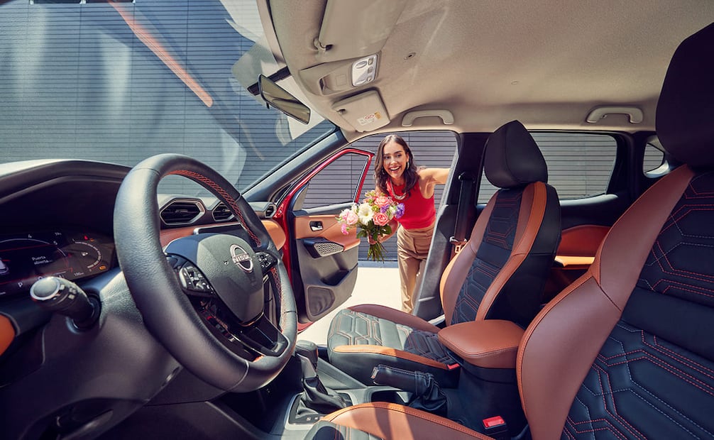 El interior del Magnite 2025 combina confort y tecnología, ofreciendo asientos de piel sintética y un sistema de infoentretenimiento con pantalla táctil de 8 pulgadas compatible con Apple CarPlay y Android Auto. Foto: Cortesía