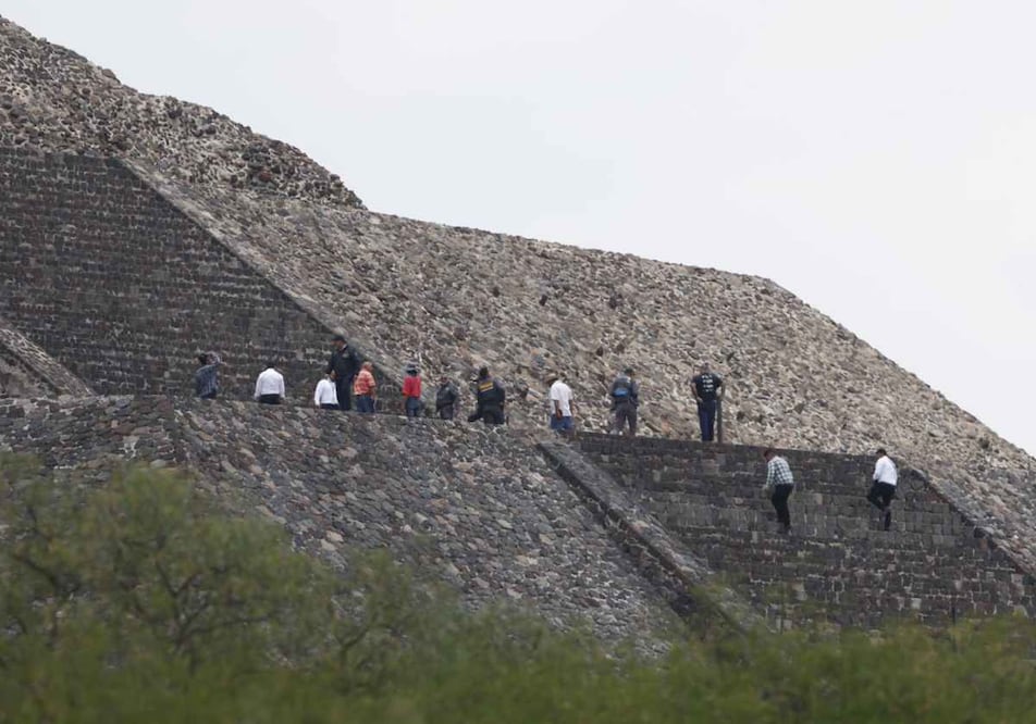 Agentes de la Fiscalía General de la República y de la Fiscalía General de Justicia del Estado de México continuaron con los peritajes en Teotihuacán. Foto: Diego Simón / EL UNIVERSAL