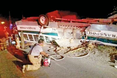 Volcadura de transporte de personal deja 6 muertos