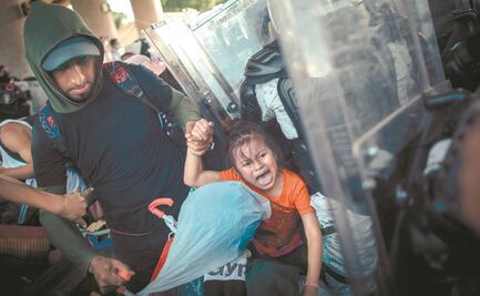 Migrantes vencen retén en medio de jaloneos