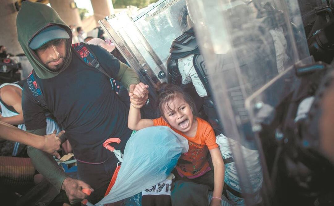 Una nueva caravana migrante, integrada por centroamericanos, inicio su marcha ayer, la cual logró avanzar 14 kilómetros. En el trayecto se enfrentaron con la Guardia Nacional y el INM. Foto: Pedro Anza/CUARTOSCURO