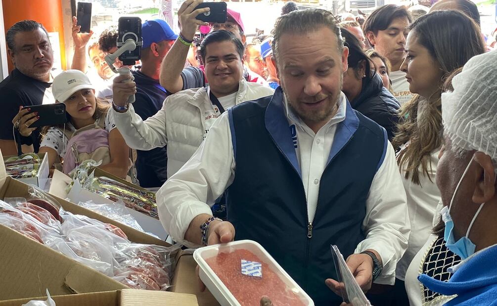 Taboada visita la Nueva Viga y le llueven porras, protestas, mentadas y hasta un botellazo. Omar Díaz