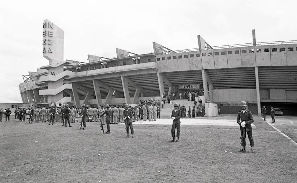 Exterior del Estadio Neza 86, entonces José López Portillo. Fue sede del equipo Coyotes de Neza, Potros Neza, Toros Neza y, durante un tiempo, del Atlante; el costo de su construcción alcanzó los 125 millones de pesos y otros 255 millones para la unidad habitacional a su alrededor, resultando en un proyecto de 380 millones. Foto: Archivo EL UNIVERSAL.