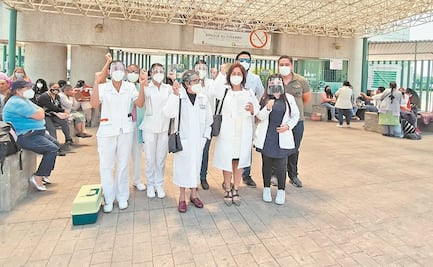 Se inmunizan contra Covid-19 médicos amparados