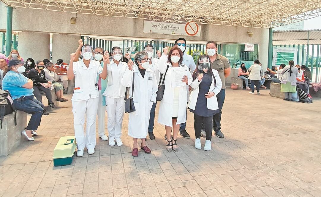Contentos por haberse podido vacunar gracias a un amparo, 12 médicos particulares del municipio de Nezahualcóyotl acudieron a recibir su segunda dosis contra el Covid-19. Fotos: Claudia González. EL UNIVERSAL.