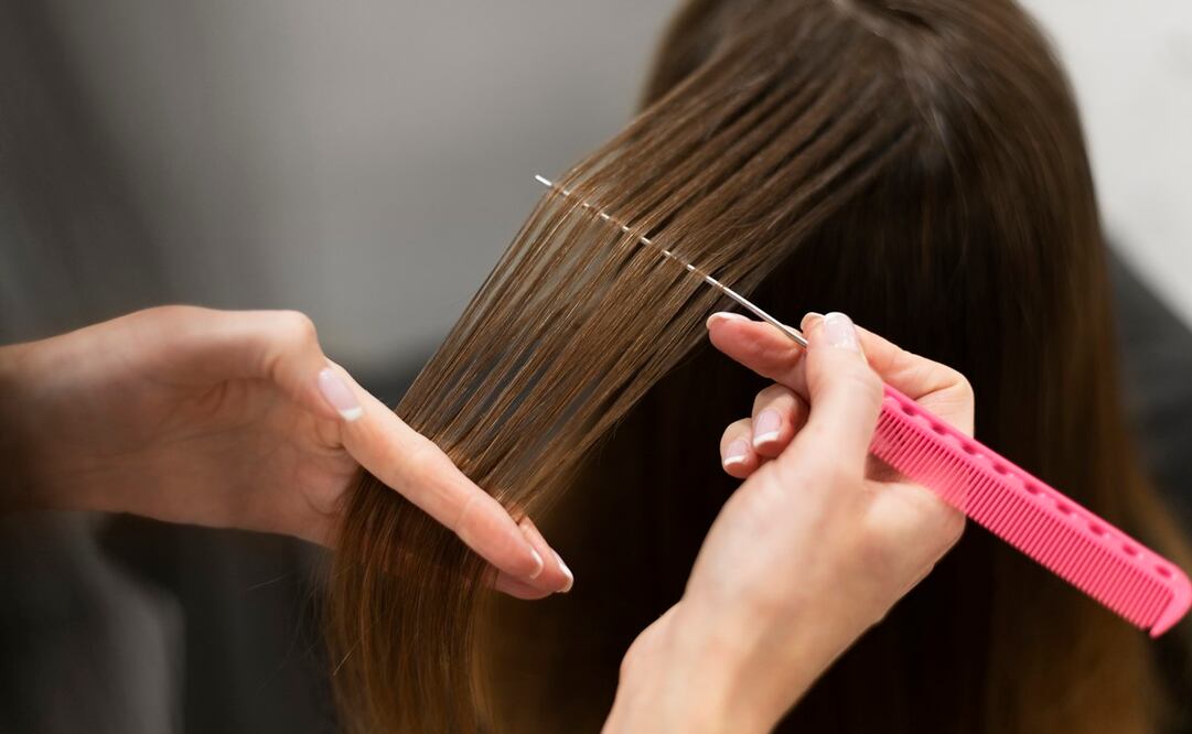 Las herramientas de calor y la secadora dañan las hebras del cabello y lo resecan. Foto: Freepik