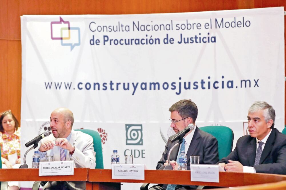 Gerardo Laveaga, director general del Inacipe; Sergio López Ayllón, director general del CIDE, y Pedro Salazar Ugarte, director del Instituto de Investigaciones Juridicas de la UNAM, en la primera de ocho mesas sobre justicia. (JUAN CARLOS REYES. EL UNIV)