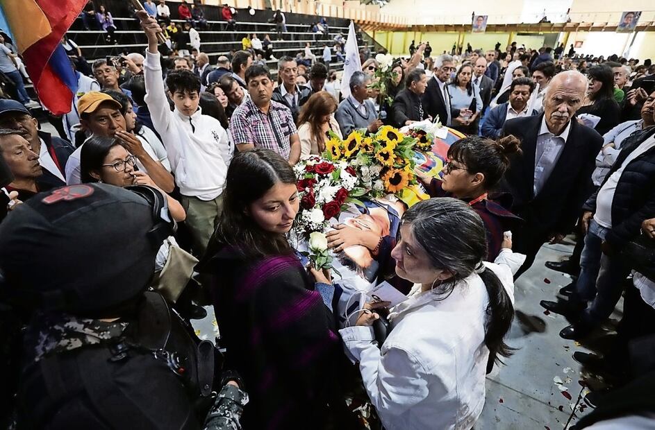 Allegados rodean el féretro del candidato Fernando Villavicencio, asesinado el 9 de agosto durante un mitin, en Ecuador. Foto: Archivo | EFE