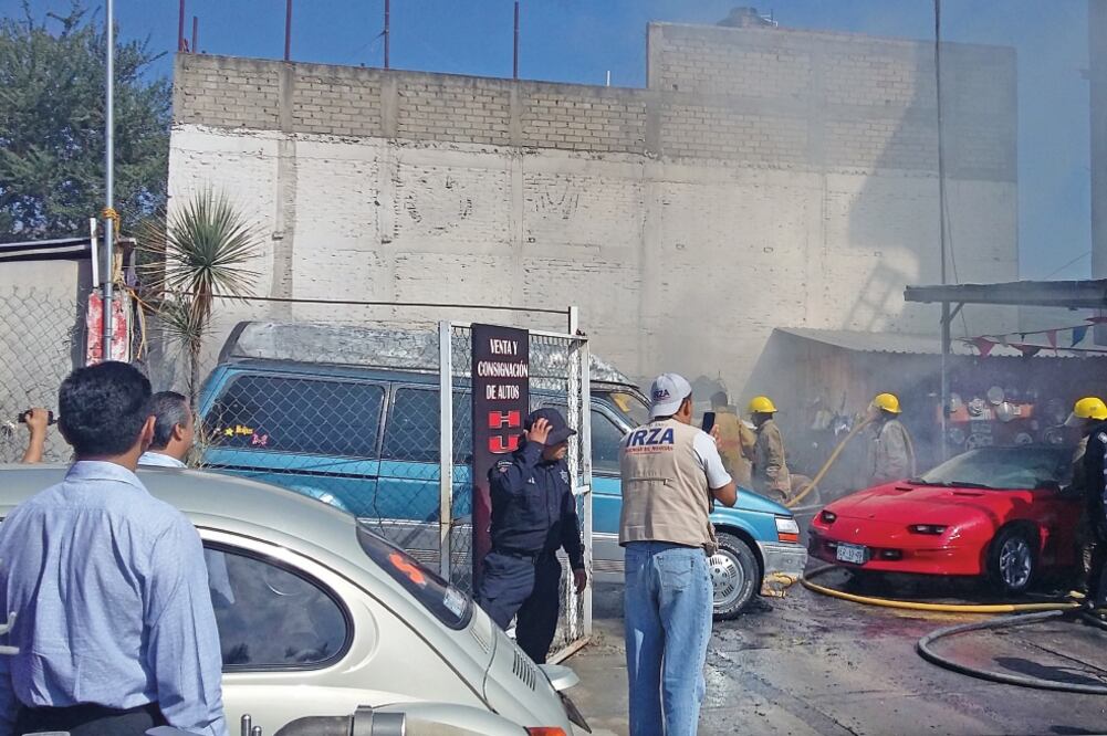 Según las autoridades, hombres irrumpieron en un local de venta de autos, lo que dejó un muerto y dos heridos. (FOTO: JOSÉ HERNÁNDEZ. EL UNIVERSAL)