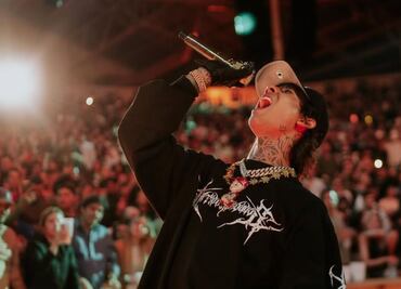 En pleno concierto, Natanael Cano golpea a DJ y rompe su laptop; recibe críticas en redes