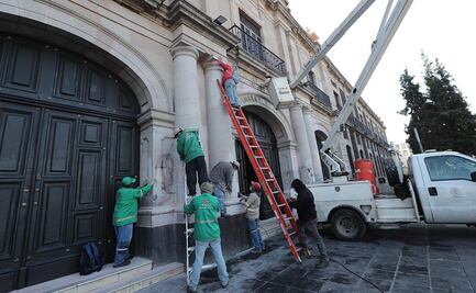 Empleados del ayuntamiento de Toluca limpian pintas hechas por encapuchados