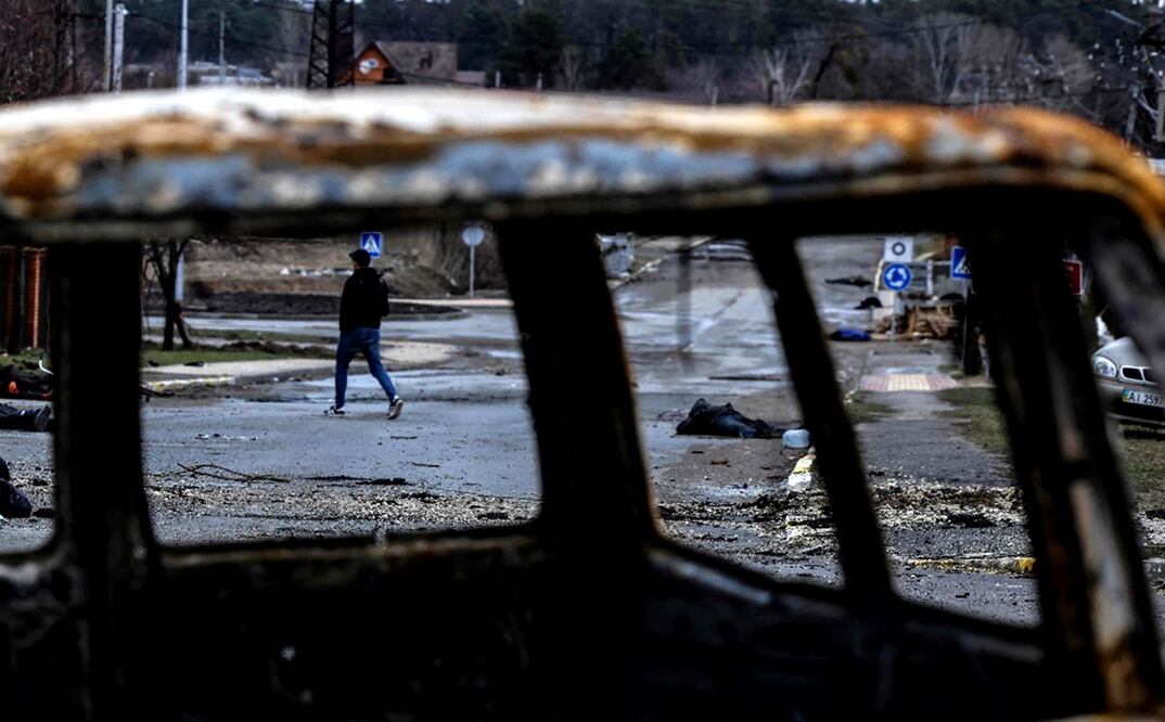 Los cuerpos de al menos 20 personas vestidas con ropa de civil estaban esparcidos en una calle de Bucha. Foto: AFP