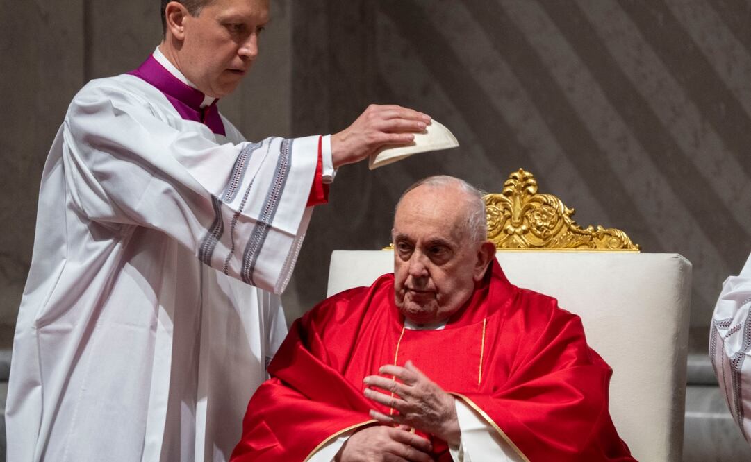 Monseñor Krzysztof Marcjanowicz coloca el casquete al Papa Francisco durante la liturgia de la pasión del Viernes Santo en la Basílica de San Pedro del Vaticano, el viernes 29 de marzo de 2024. Foto: AP Foto/Domenico Stinellis