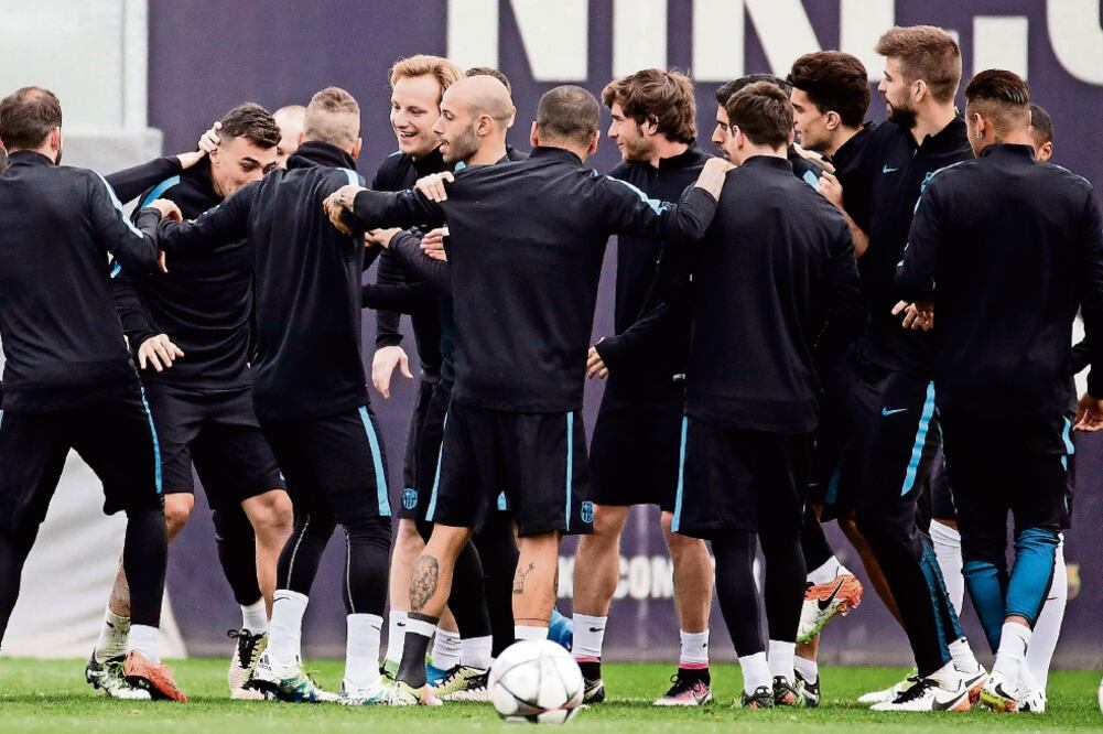 En el conjunto blaugrana parece todo olvidado y sus jugadores lucen de buen ánimo para la Champions League (ALBERTO ESTÉVEZ. EFE)