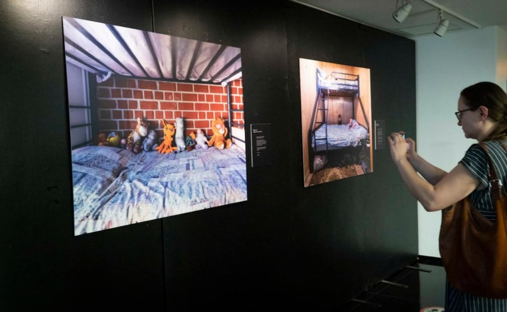 Exhiben en México "Camas vacías", exposición de fotos sobre infancias que viven la guerra en Ucrania. Foto: Embajada de Polonia