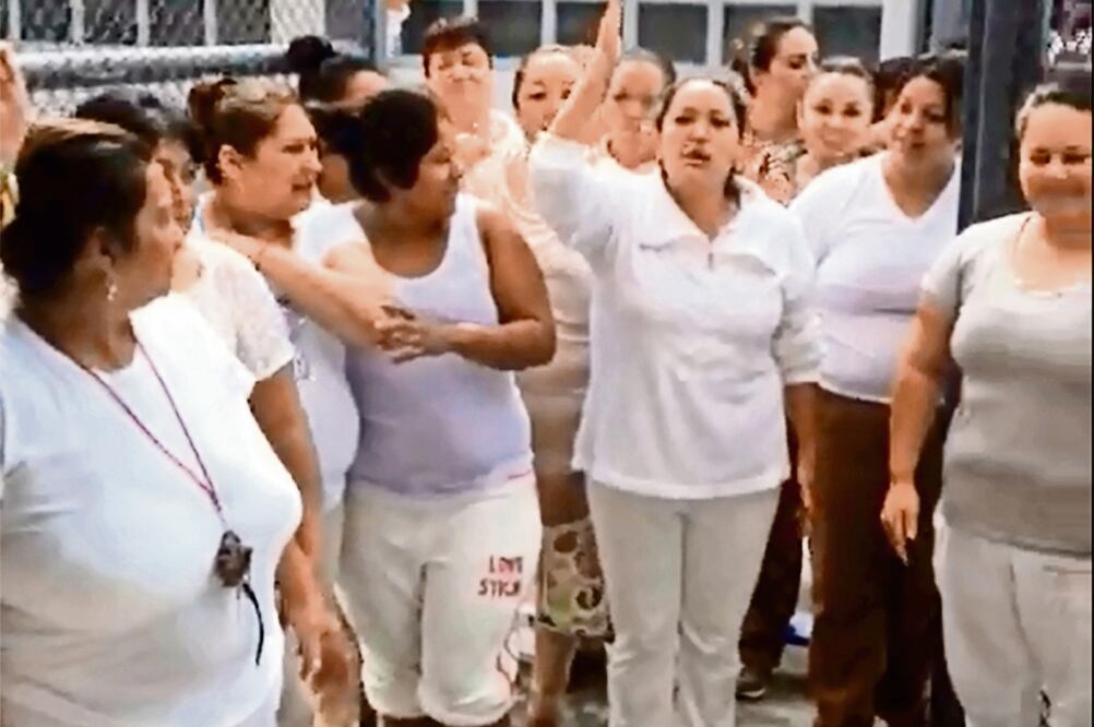 La Secretaría de Gobierno aclaró que las internas se manifestaron porque desconocían que el director del penal había presentado su renuncia (CARLOS ARRIETA. EL UNIVERSAL)