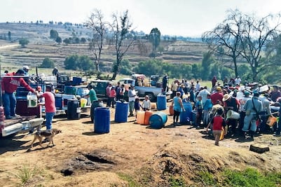 Huachicoleros roban con cubetas en fuga de Pemex   