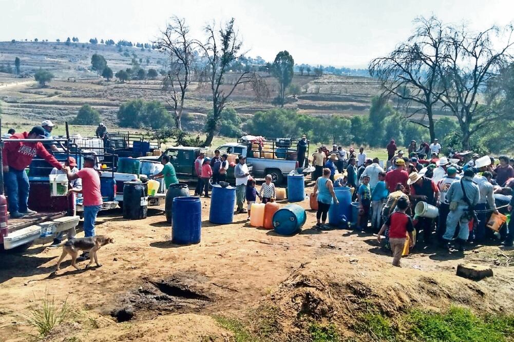 Los pobladores acudieron al lugar de la fuga a bordo de camionetas y tractores para transportar los bidones con aproximadamente mil litros de combustible robado. (NOTIMEX)