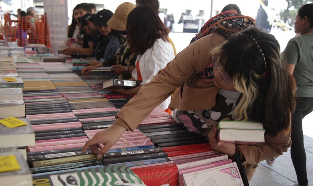Asistentes al Gran remate de libros y discos en el Monumento a la Revolución. Foto: Carlos Mejia/EL UNIVERSAL.
