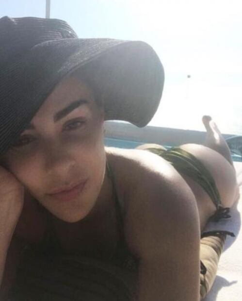 Ninel Conde se baja el bikini y comparte foto 