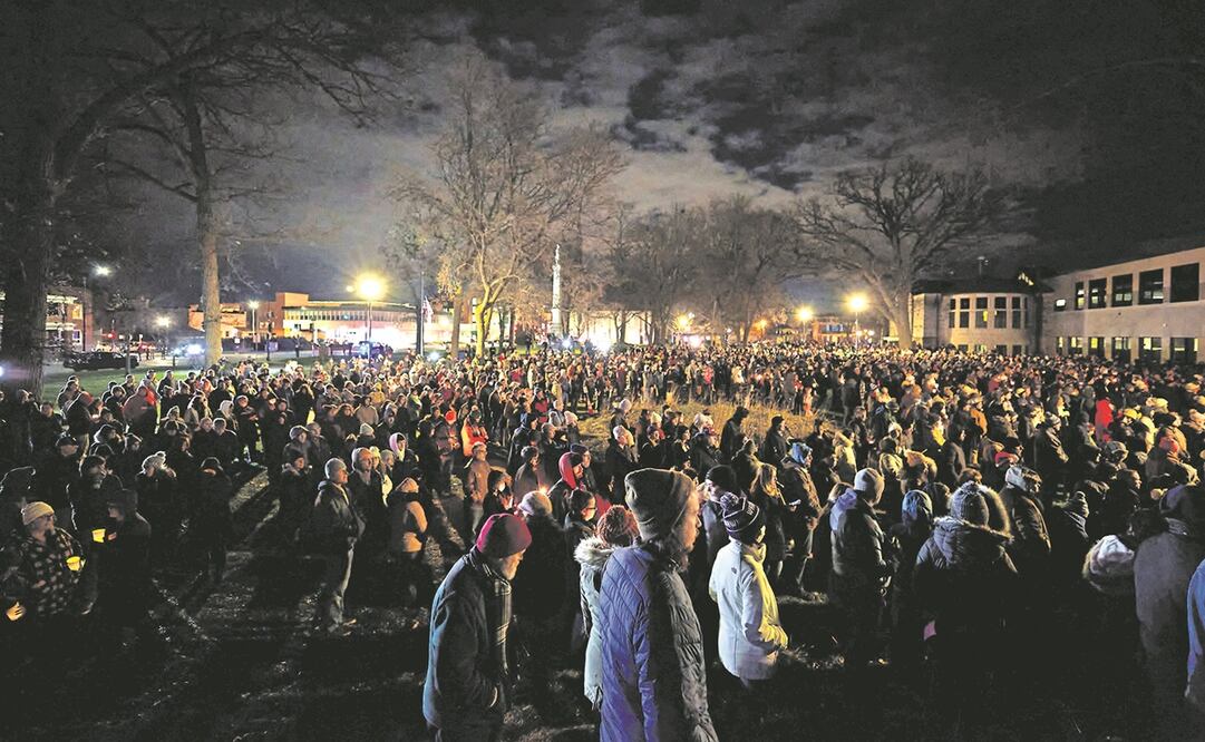 Habitantes de Wisconsin asistieron a una vigilia a la luz de las velas llevada a cabo en Cutler Park, Waukesha, tras la embestida. Foto: Mustafa Hussain. AFP