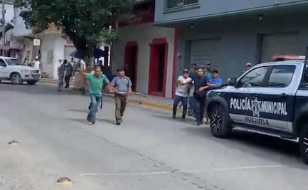 Pobladores de Santa Cruz, Hidalgo, retienen a 5 policías y al secretario municipal; exigen  obras para su comunidad 