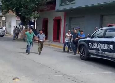 Pobladores de Santa Cruz, Hidalgo, retienen a 5 policías y al secretario municipal; exigen obras para su comunidad
