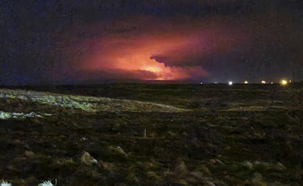 Erupción volcánica ilumina el cielo cerca de la capital de Islandia