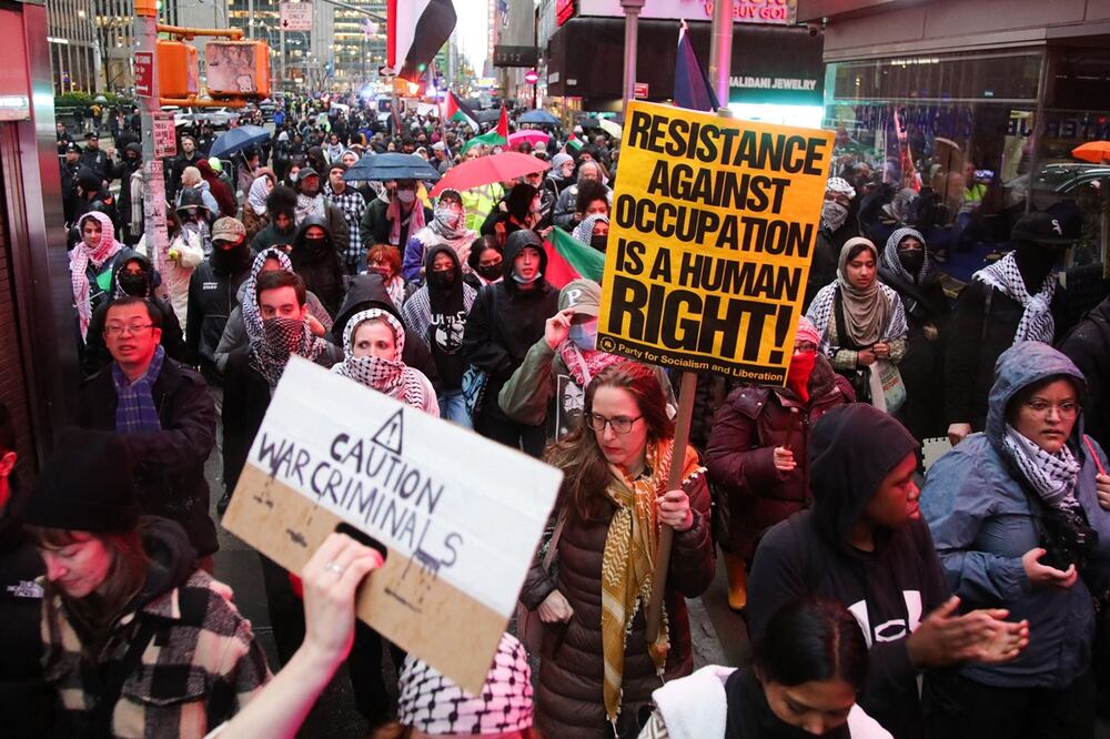 Manifestantes pro palestinos, frente al Radio City Music Hall, donde el presidente estadounidense Joe Biden asiste a una recaudación de fondos para su campaña de reelección, en Nueva York. Foto: AFP