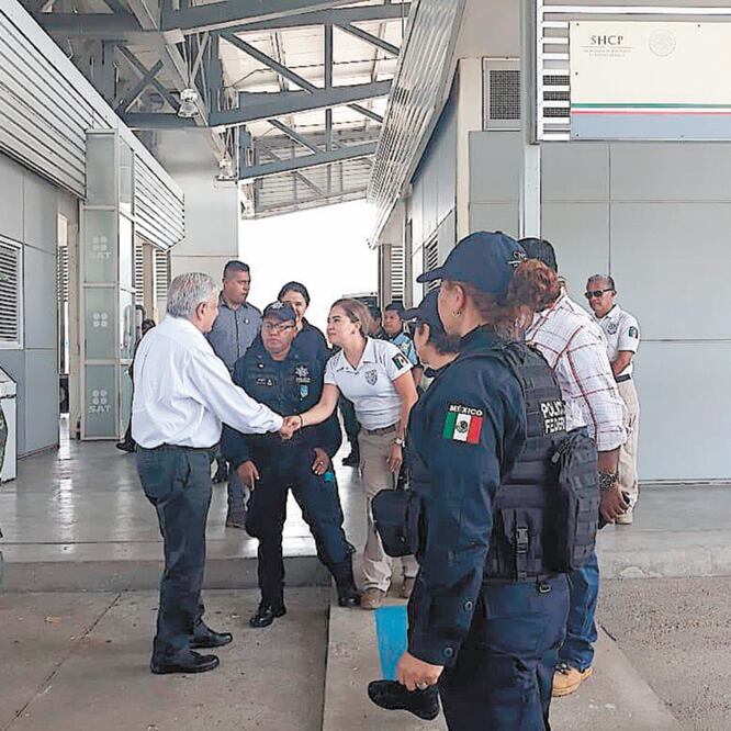 De acuerdo con Migración, el Jefe del Ejecutivo agradeció el compromiso y la labor que desempeñan con la Policía Federal. ESPECIAL