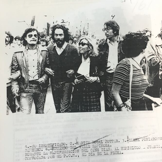 En el expediente desclasificado de Elena Poniatowska aparecen varias fotos de la autora que fueron tomadas durante su participación en marchas de apoyo a los estudiantes. FOTOS: ARCHIVO GENERAL DE LA NACIÓN
