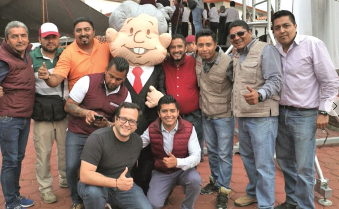 Marco A. Negrete Galicia y Gabriel R. Violante Durán, su exempleado, posaron en la campaña 2018 con José Ramón López Beltrán, hijo de López Obrador. Foto: Especial