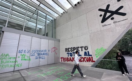 Activistas y trabajadoras sexuales protestan en el MUAC; critican obra de Ana Gallardo por revictimización