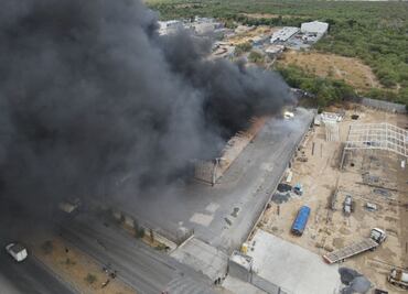 Desalojan a trabajadores por incendio en bodega de plásticos en Salinas Victoria, Nuevo León