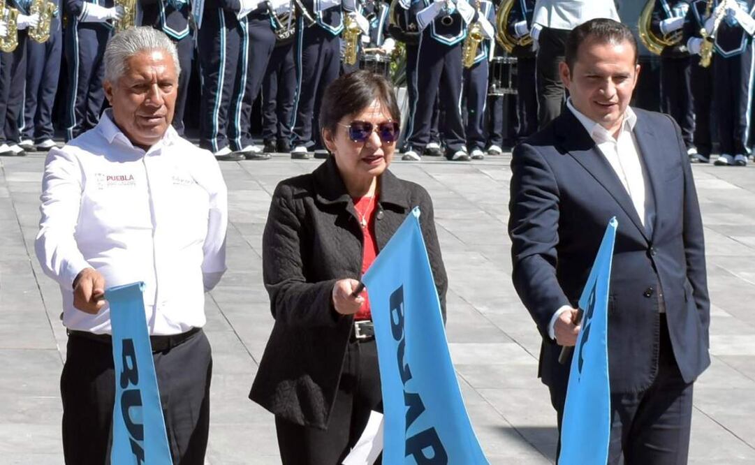 La rectora de la BUAP, Lilia Cedillo Ramírez, dio el banderazo de salida a dos camiones con 14 toneladas de víveres para familias afectadas por lluvias en Puebla. Foto: Especial