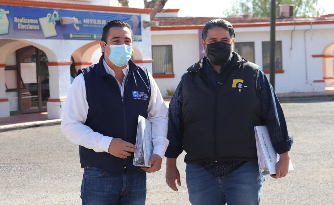 Los líderes estatales del PAN, Gustavo Báez, y del PRD, Iván Sánchez Nájera, entregaron la documentación de sus abanderados. Foto: Especial