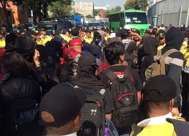 Policías encapsulan marcha de anarquistas
