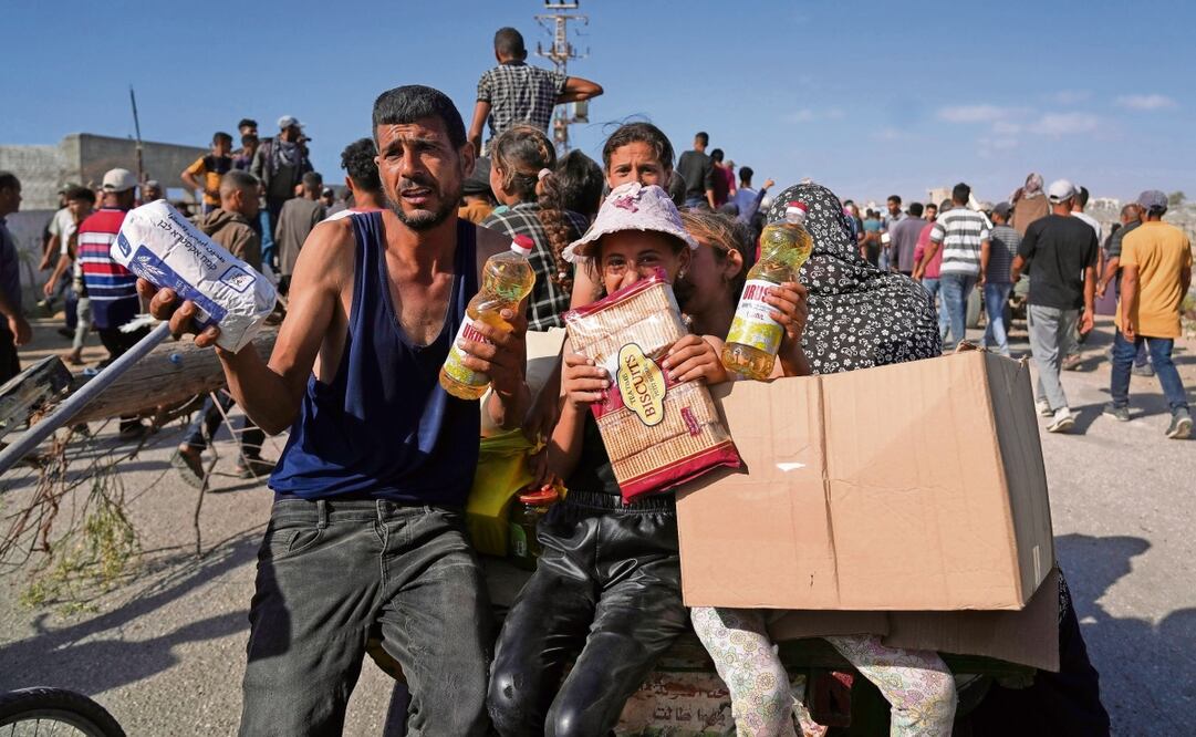 Palestinos muestran los paquetes de comida y ayuda que recibieron de la Fundación Humanitaria de Gaza, un grupo respaldado por Estados Unidos y aprobado por Israel, en Rafah, en el sur del territorio. Foto: Abdel Kareem Hana / AP