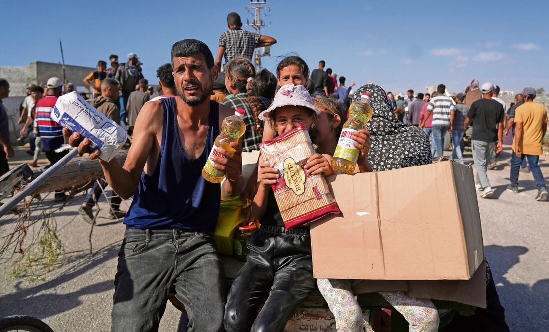 Palestinos muestran los paquetes de comida y ayuda que recibieron de la Fundación Humanitaria de Gaza, un grupo respaldado por Estados Unidos y aprobado por Israel, en Rafah, en el sur del territorio. Foto: Abdel Kareem Hana / AP