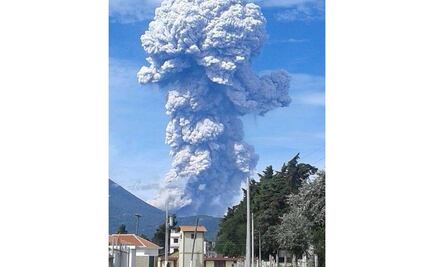 Volcán Santiaguito de Guatemala registra fuerte explosión