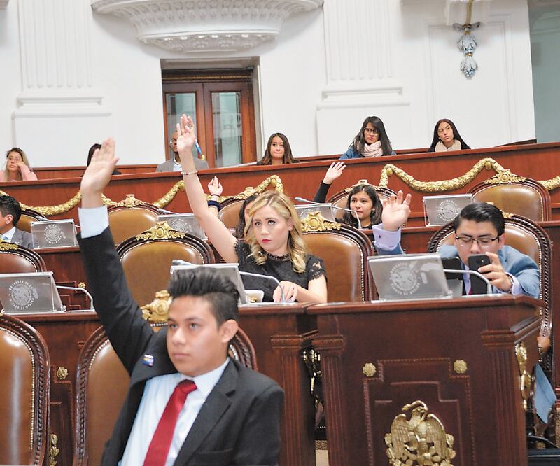 Trabajo. Los jóvenes “legisladores” discutieron, acaloradamente, cinco iniciativas, cinco dictámenes, 12 puntos de acuerdo y siete posicionamientos. ESPECIAL
