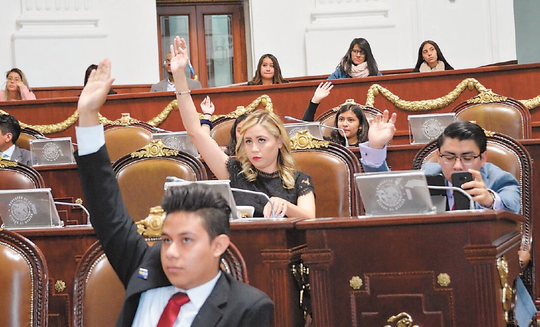 Trabajo. Los jóvenes “legisladores” discutieron, acaloradamente, cinco iniciativas, cinco dictámenes, 12 puntos de acuerdo y siete posicionamientos. ESPECIAL