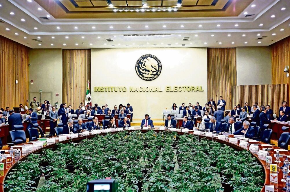 Según consejeros del INE, el tribunal electoral estableció que no debe haber promoción personalizada y que no se justifica que un dirigente sea un vocero (ARCHIVO. EL UNIVERSAL)