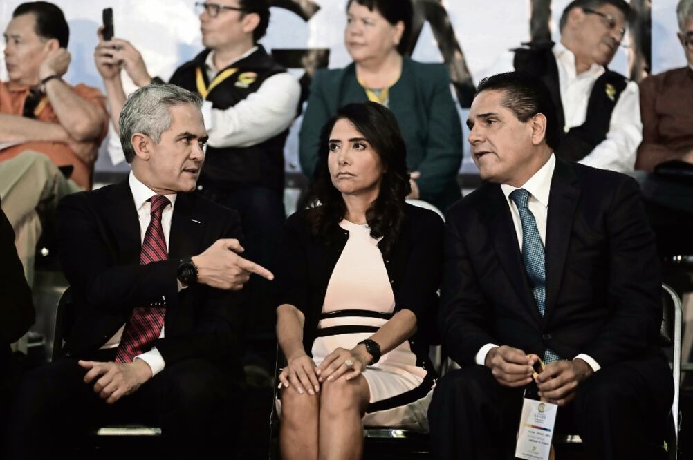Miguel Ángel Mancera, jefe de gobierno de la CDMX; Alejandra Barrales, presidenta del PRD, y Silvano Aureoles, gobernador de Michoacán (ALEJANDRO ACOSTA. EL UNIVERSAL)