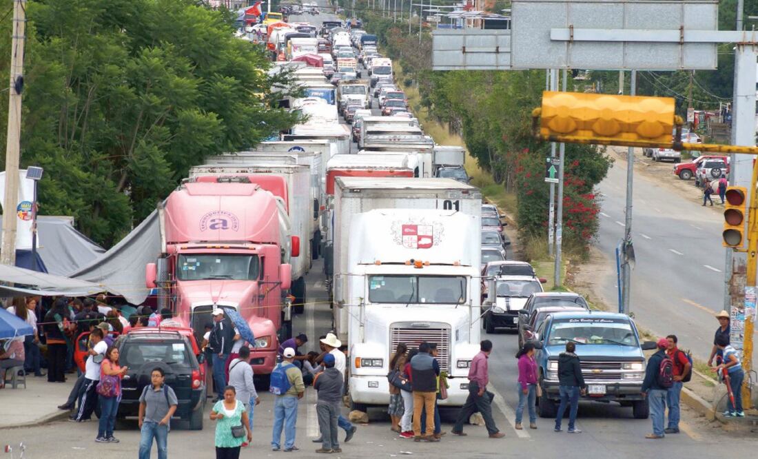 En Oaxaca, la Sección 22 mantuvo cerradas al menos 13 vías de comunicación, donde retuvo 150 vehículos de carga (EDWIN HERNÁNDEZ. EL UNIVERSAL)