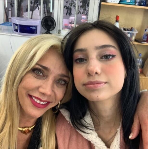 ¿Cirugía estética como regalo de 15 años? Famosas responden a sus hijas 