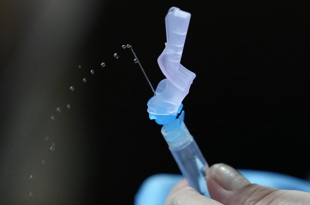 Dosis de una de las vacunas contra el coronavirus. Foto: AP / Aaron Favila 