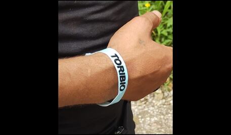 Rescatan a 89 migrantes abandonados en autobús en Veracruz; fueron marcados con pulseras 