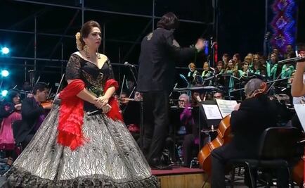 Regina Orozco le canta a AMLO en el Zócalo 