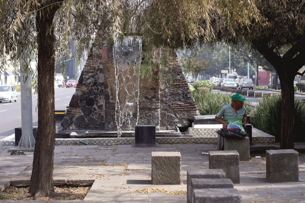Vecinos en contra del corredor presentaron y ganaron un juicio de amparo para impugnar la declaratoria de necesidad y el título de concesión que daban pie a la construcción del doble piso peatonal en avenida Chapultepec (ENRIQUE ORDÓÑEZ. EL UNIVERSAL)